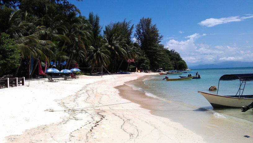 Mooi parelwit strand op de perhentian islands