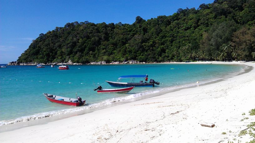 Mooi parelwit strand met boten op de perhentian islands